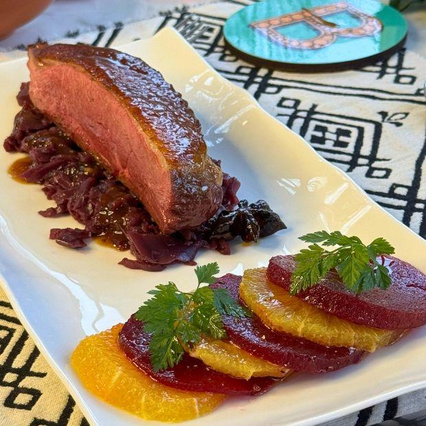 Magret laqué à l’orange, chou rouge confit aux pommes et betteraves à l’eau de fleur d’oranger