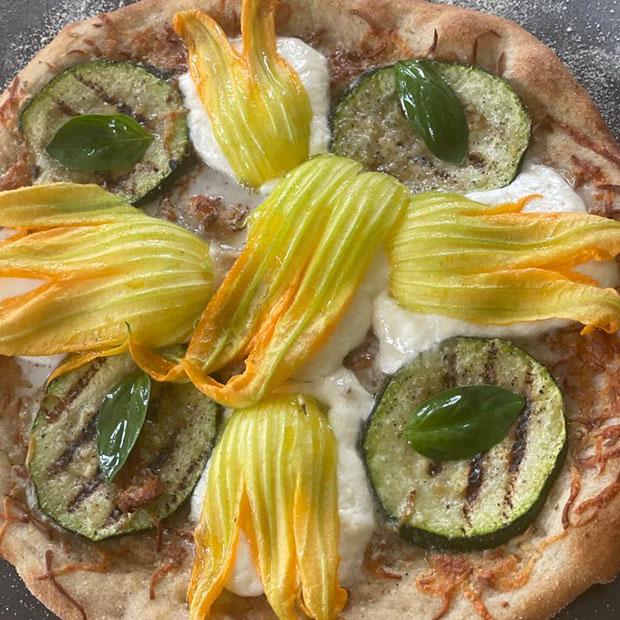 Pizza burrata et fleurs de courgettes