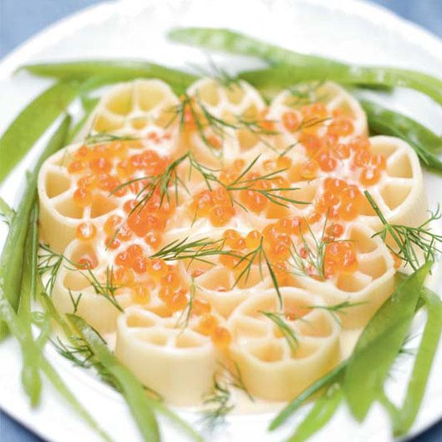 Rotelle aux œufs de saumon et pois gourmands Rotelle aux œufs de saumon et pois gourmands