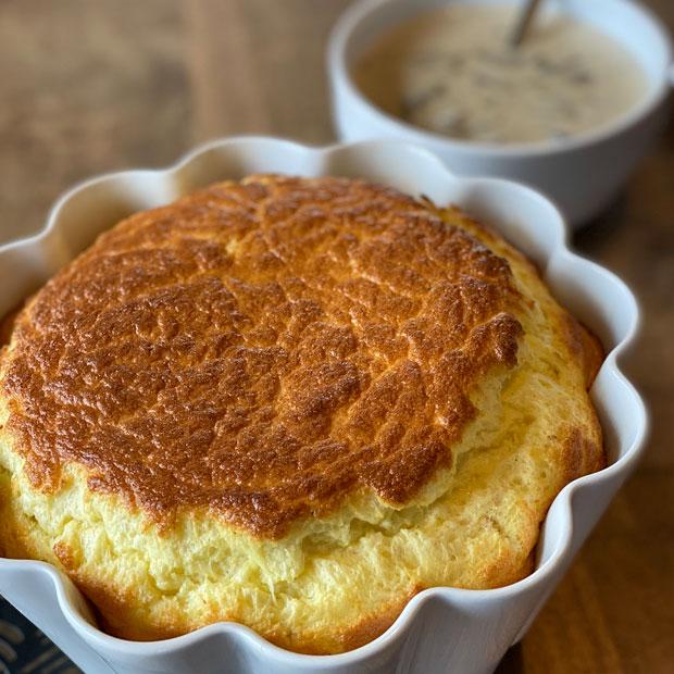 Soufflé au jambon et au fromage, sauce champignons façon Jean Cocteau