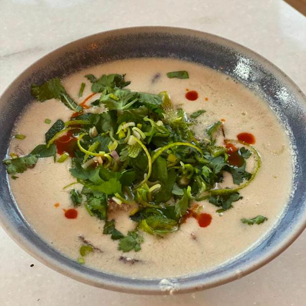 Soupe Tom kha kay,  de poulet thaï au lait de coco