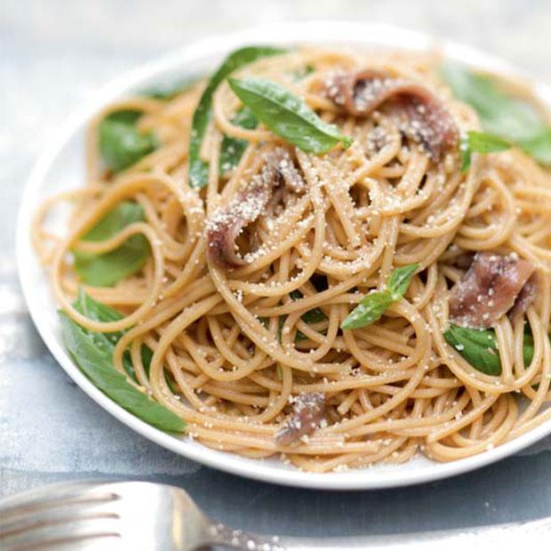 SPAGHETTI AU BLÉ COMPLET, ANCHOIS ET BASILIC