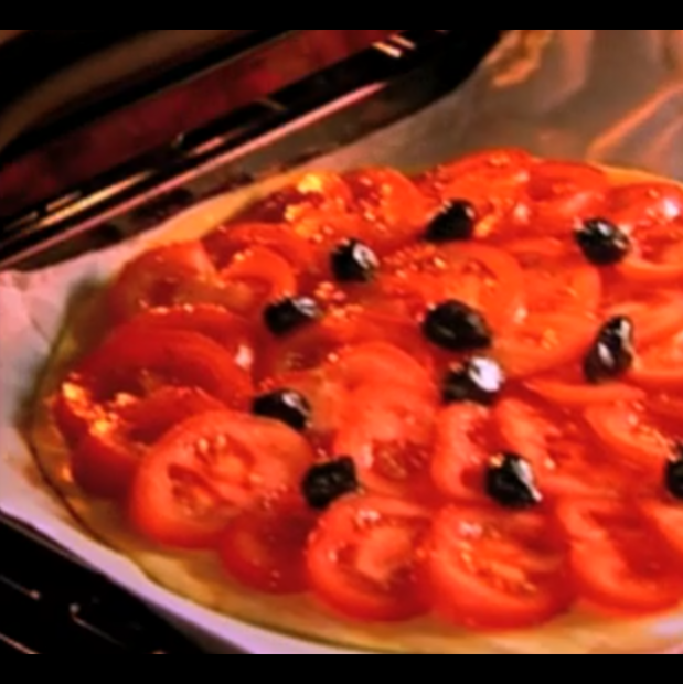 Tarte fine à la tomate et aux olives