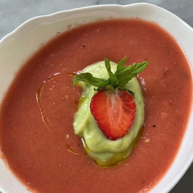 Soupe de tomates fraises-avocat