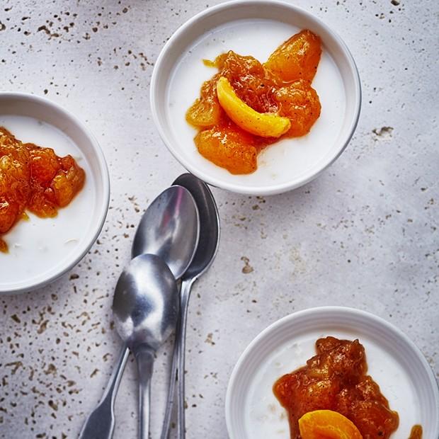 Blanc-manger aux amandes, lait de coco et abricots vanillés