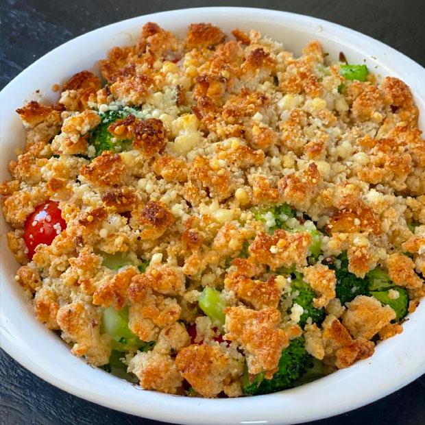 Crumble de brocolis et tomates cerises