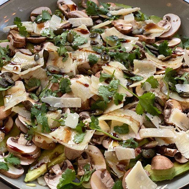 Avocats, champignons de paris, parmesan