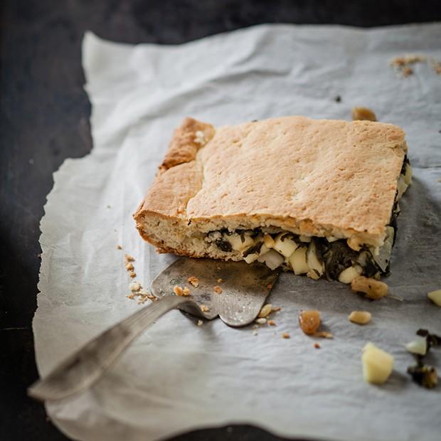 Tourte de blettes aux raisins et pignons