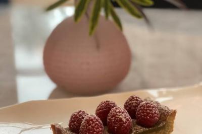 Tarte farine de lentilles, crème de pistaches et framboises