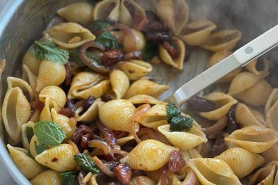 Conchiglie aux haricots rouges, menthe et chorizo