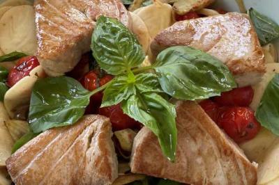 Pâtes aux deux tomates, thon frais et fenouil