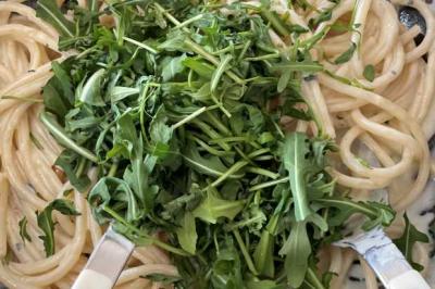 Spaghettis au bleu, roquette et poivre de Kâmpôt