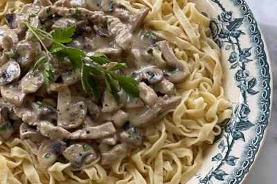 Tagliatelle maison, champignons et émincé de veau à la crème