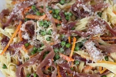 Tagliatelles aux légumes et jambon de parme