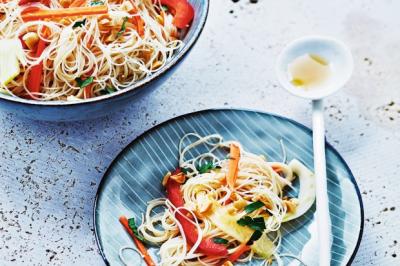 Salade de vermicelles aux légumes et citronnelle