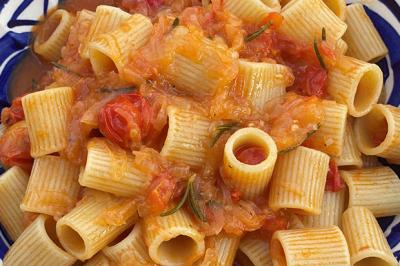 Mezze maniche aux oignons, tomates et romarin du jardin