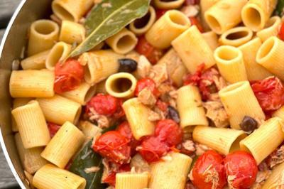 Mezze maniche aux tomates cerises, thon et laurier