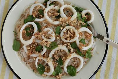 Nouilles fraîches aux calamars et aux herbes