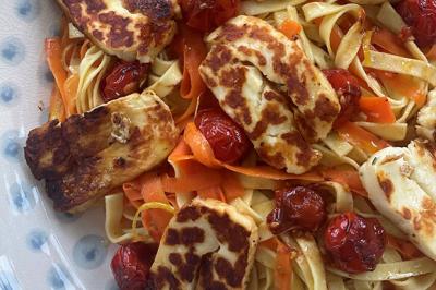 Tagliatelles de carottes et de blé, citron et halloumi grillé