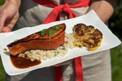 Saumon au miso à la plancha, “steaks” et taboulé de chou fleur