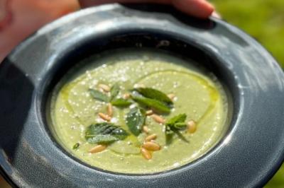 Soupe froide de petit pois et menthe