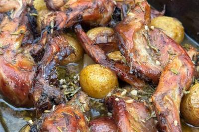 Lapin confit au vin blanc, romarin et vinaigre balsamique