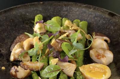 Asperges vertes, jaune d’œuf, shiitakes et parmesan de Laurent