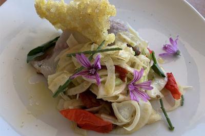 Carpaccio de loup et galette de riz soufflé de Camargue de Benji