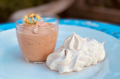 Mousse au chocolat et meringues à l’aquafaba de Mélina