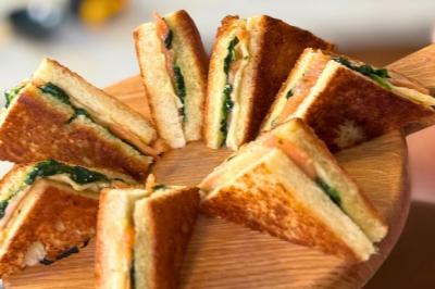 Croque-monsieur épinards, saumon et cheddar