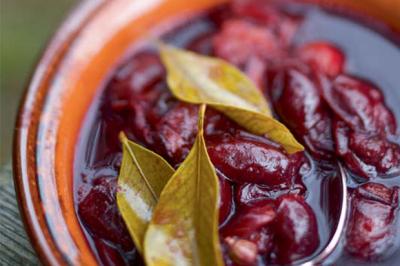 Prunes du jardin compotées aux feuilles de citronnier et à la cardamome