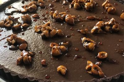 Tarte aux cookies et aux noisettes caramélisées