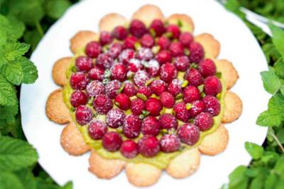 Tarte sablée aux framboises, pistache et fleur d’oranger