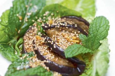 AUBERGINES AIGRES-DOUCES EN SALADE CROQUANTE