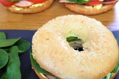 Bagels au poulet fumé et cornichons doux