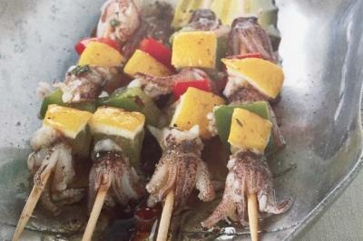 Brochettes de calmars marinés à l’aigre-doux