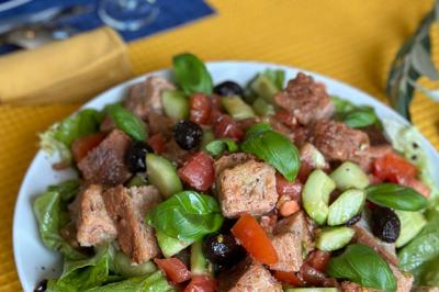 Panzanella ou salade de pain croustillant