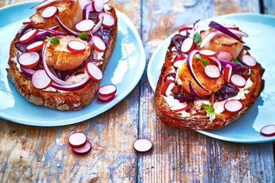 Tartines de Saint-Jacques aux radis et au fromage frais