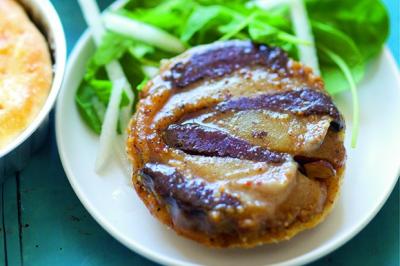 Tatin de boudin noir, poires et noisettes