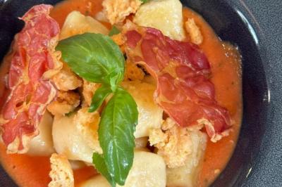 Gnocchi, crémeux de tomate et crumble au parmesan