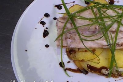 Bar en croûte d’argile et pommes de terre rôties au lard de Thierry Marx