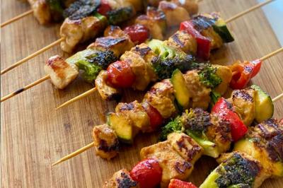 Brochettes de poulet satay et légumes grillés