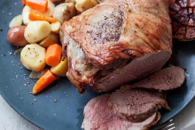 Gigot d'Agneau à la Broche et Légumes Oubliés au Cidre de Gérard