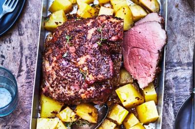 Gigot d’agneau laqué à la moutarde et au miel, pommes rôties