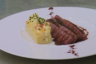 Le lièvre de Beauce frotté au cacao et cuit dans l’argile par Frédéric Robert (chef de la Grande Cascade)