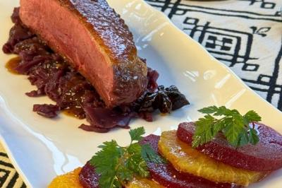 Magret laqué à l’orange, chou rouge confit aux pommes et betteraves à l’eau de fleur d’oranger