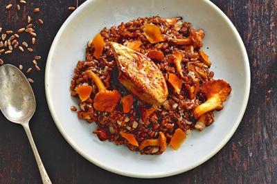 Risotto d’épeautre aux girolles et cubes de foie gras dorés