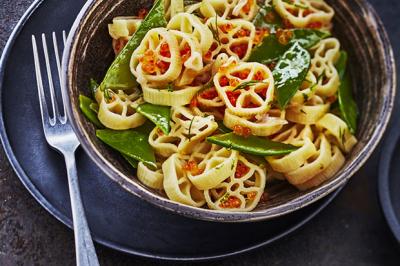 Rotelle aux œufs de saumon et pois gourmands