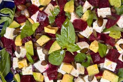 Salade de betterave, avocat et fêta