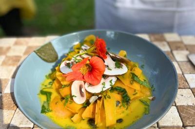 Salade de butternut crue et son leche de tigre végétal du chef Romain Meder